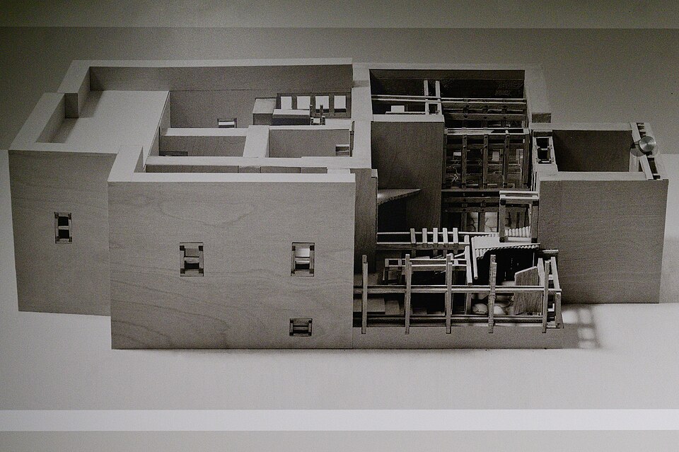 File:Xeste 3 in Akrotiri, reconstruction, PMTh, 226402.jpg